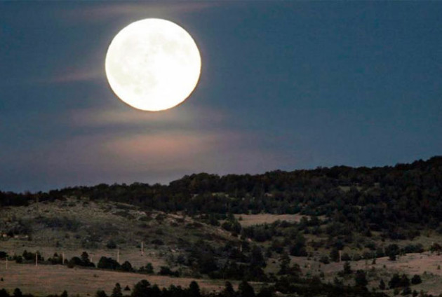 Fenomenul de Super Lună vizibil mâine