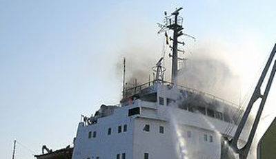 Update (AUDIO) Un remorcher al GSP a luat foc în port