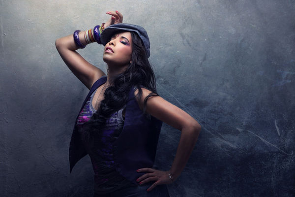(VIDEO) Indila – concert în România