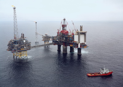 Preşedintele Traian Băsescu vizitează platforma de foraj Ocean Endeavour