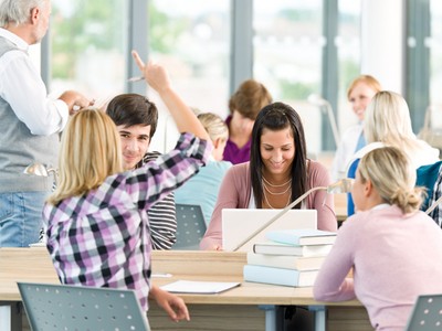 Burse de studiu pentru 4 milioane de tineri