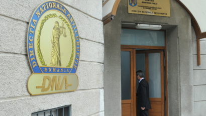 Nouă foşti miniştri acuzaţi de corupţie