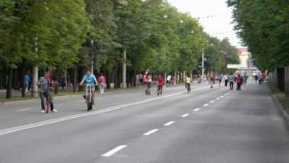 Circulaţia auto blocată, luni, pe strada Soveja