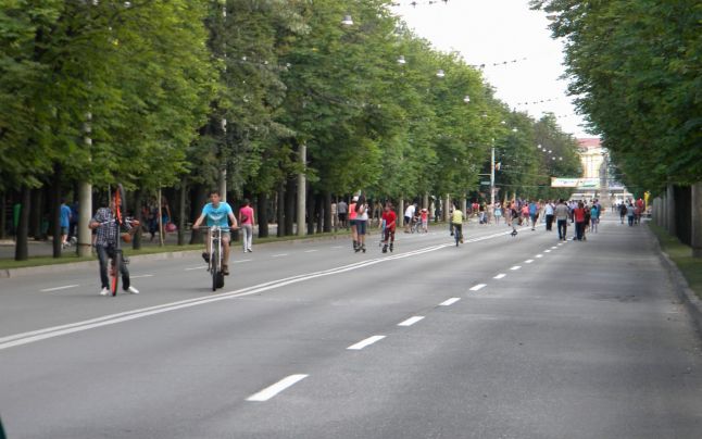 Circulaţia auto blocată, luni, pe strada Soveja