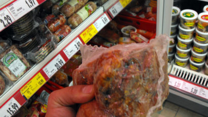 Zece tone de alimente expirate, retrase din magazine