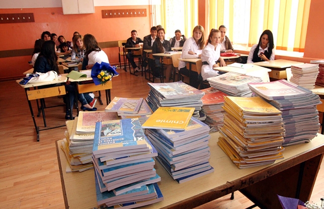 (AUDIO) Demersuri pentru ca liceenii din anii terminali să beneficieze de manuale gratuite