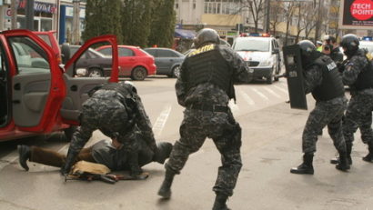 Focuri de armă pentru prinderea unor spărgători de locuinţe