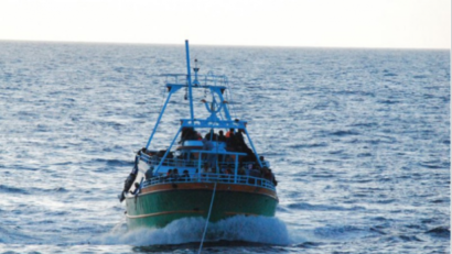 (AUDIO) 132 de migranţi găsiţi la bordul unui pescador fără pavilion arborat
