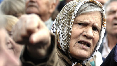 Pensionarii protestează