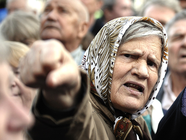 Pensionarii protestează