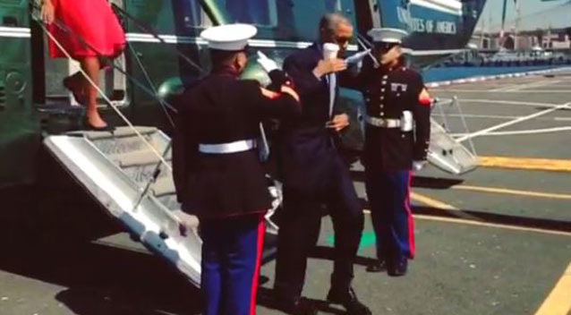 Barack Obama, criticat pentru un salut lipsit de respect