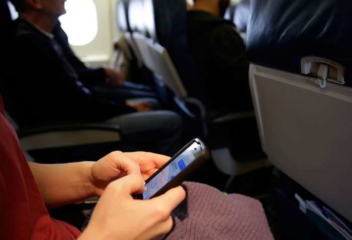 Japonia permite utilizarea de smartphone-uri în avion