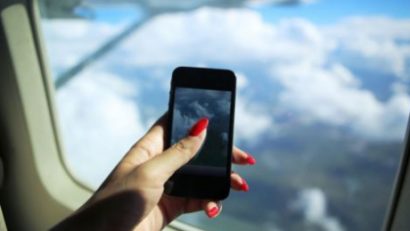 Telefoanele mobile şi tabletele vor putea fi folosite în avion