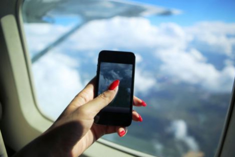 Telefoanele mobile şi tabletele vor putea fi folosite în avion