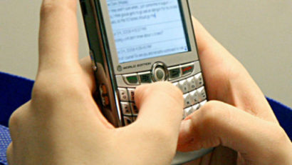 Telefonul mobil poate afecta vederea şi somnul