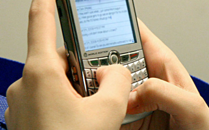 Telefonul mobil poate afecta vederea şi somnul