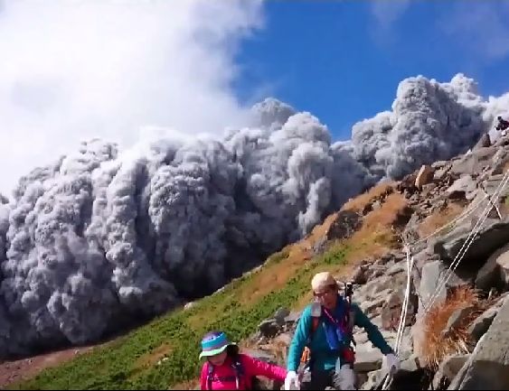 Erupţia vulcanului din Japonia a făcut o victimă