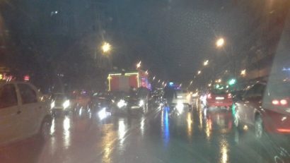 UPDATE: Pieton strivit sub roţile unei maşini, la intersecţia dintre bulevardul Lăpuşneanu şi strada Bucureşti