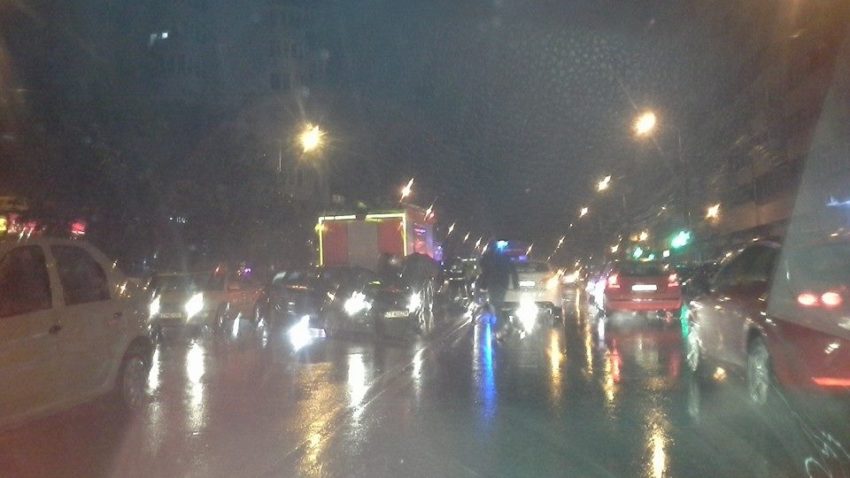UPDATE: Pieton strivit sub roţile unei maşini, la intersecţia dintre bulevardul Lăpuşneanu şi strada Bucureşti