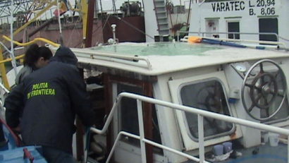Yacht cu două tinere din Germania la bord, rămas în derivă pe Dunăre, lângă Isaccea