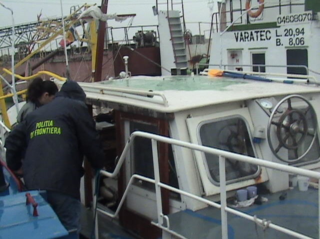 Yacht cu două tinere din Germania la bord, rămas în derivă pe Dunăre, lângă Isaccea