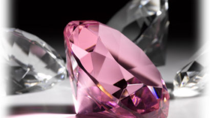 Un diamant roz s-a vândut cu 14 milioane de euro