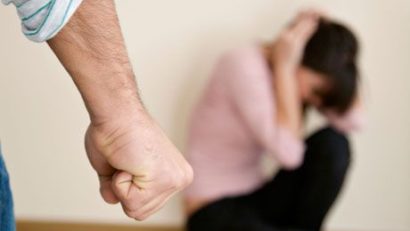 Tânăr din Lumina, arestat după ce şi-a lovit cu bestialitate fosta iubită