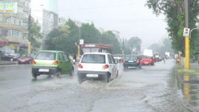 Porturi închise şi trafic îngreunat de vânt, la Constanţa