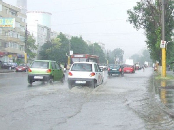 Porturi închise şi trafic îngreunat de vânt, la Constanţa