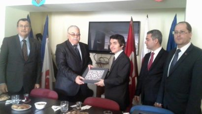 Musulmanii cu venituri mici au primit pachete cu alimente, îmbrăcăminte şi jucării