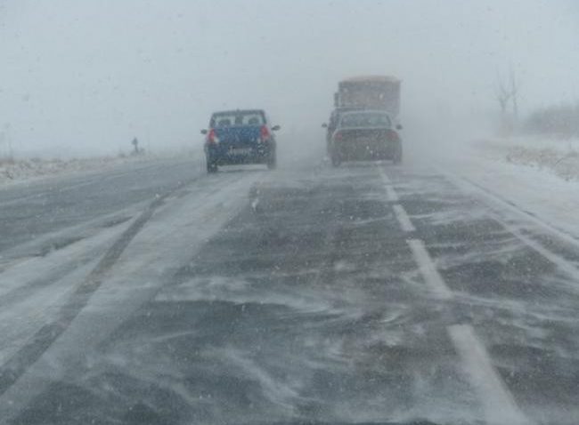 ATENŢIE, ŞOFERI! Carambol pe A2. Ninge viscolit între Lehliu şi Drajna