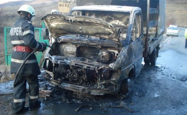 Trafic întrerupt pe DN 22C din cauza unui incendiu