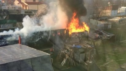 Butelie în flăcări pe strada Valea Albă din Constanța