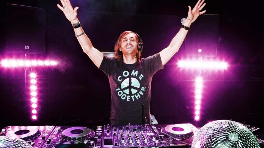 David Guetta vrea să fie primul DJ care mixează muzică în spaţiu