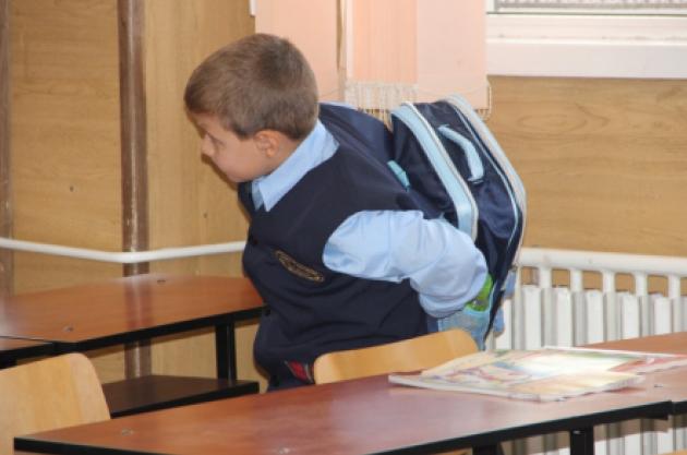 Ghiozdanele prea grele îi cocoşează pe elevi