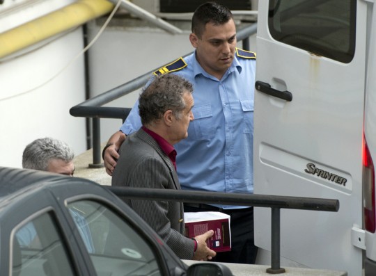 Gigi Becali scos din penitenciarul Poarta Albă si adus cu ambulanţa la Curtea de Apel Bucureşti