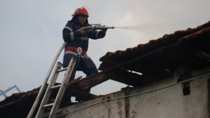 Arde o casă din Constanţa