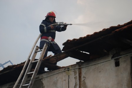 Arde o casă din Constanţa