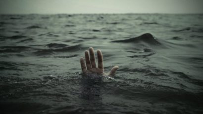 UPDATE. Tânără posibil înecată în mare, în dreptul plajei „Trei papuci”