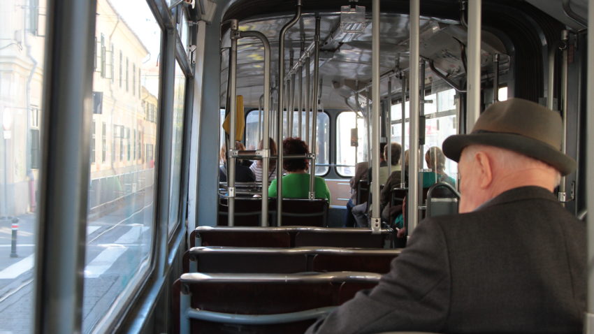 Pensionarii din Tulcea cer extinderea gratuităţii la transportul în comun