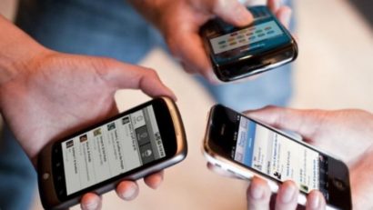 STUDIU. Jumătate dintre români au telefonul mobil conectat la Internet