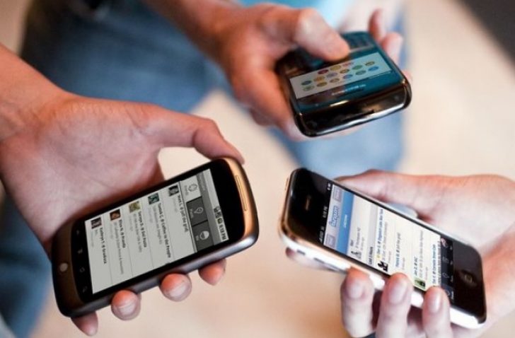 STUDIU. Jumătate dintre români au telefonul mobil conectat la Internet