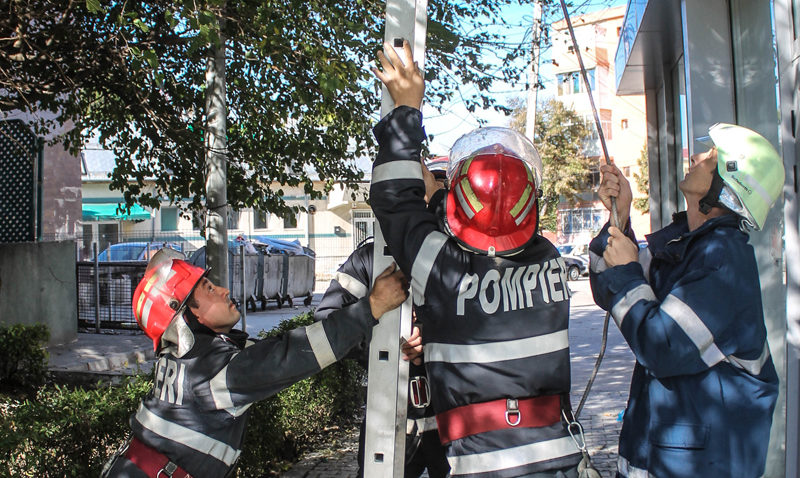 Descoperire macabră pe strada Sarmisegetuza din Constanţa. Un bărbat spânzurat a zăcut mort în casă zile în şir!