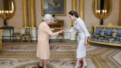 Angelina Jolie, distinsă de Regina Elisabeta la palatul Buckingham