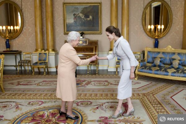 Angelina Jolie, distinsă de Regina Elisabeta la palatul Buckingham