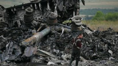 Una dintre victimele zborului MH 17 avea masca de oxigen pe față