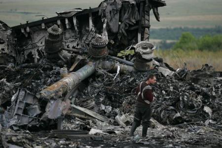 Una dintre victimele zborului MH 17 avea masca de oxigen pe față