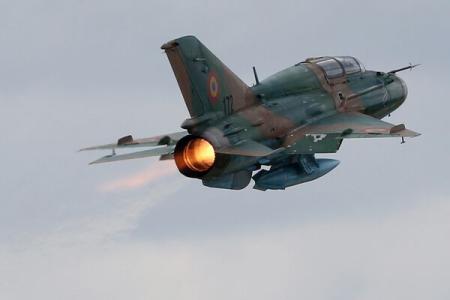 Un MIG-21 LanceR şi-a pierdut rezervoarele de combustibil în zbor!
