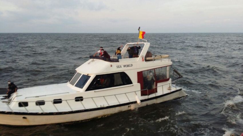 Călăuza care a înghesuit 88 de oameni într-un yacht, reținută de autorități la Constanța