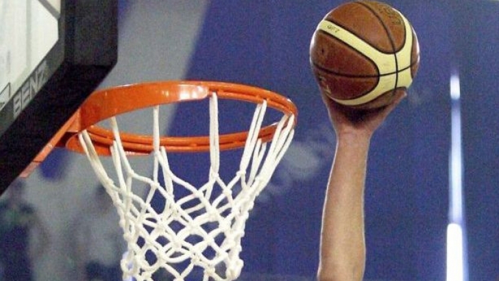 Militarii americani donează articole sportive unui liceu constănţean